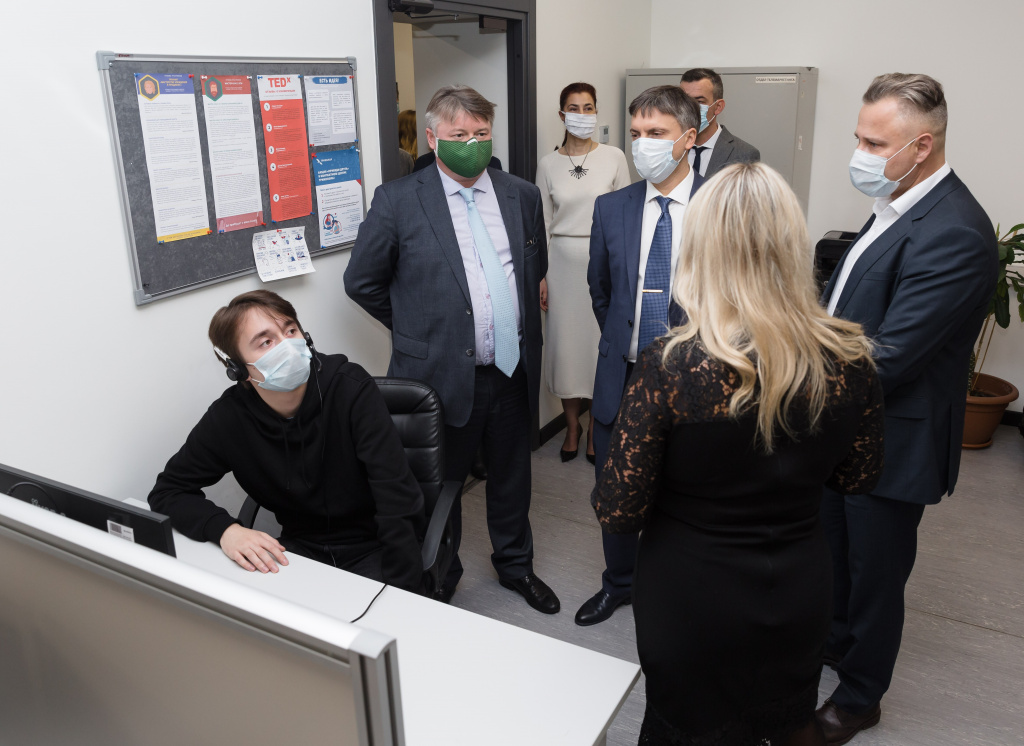 Вице-губернатор Санкт-Петербурга Эдуард Батанов и председатель комитета по информационной политике Станислав Казарин посетили Контактный центр Триколора.jpg Вице-губернатор Санкт-Петербурга Эдуард Батанов и председатель комитета по информационной политике Станислав Казарин посетили Контактный центр Триколора.jpg